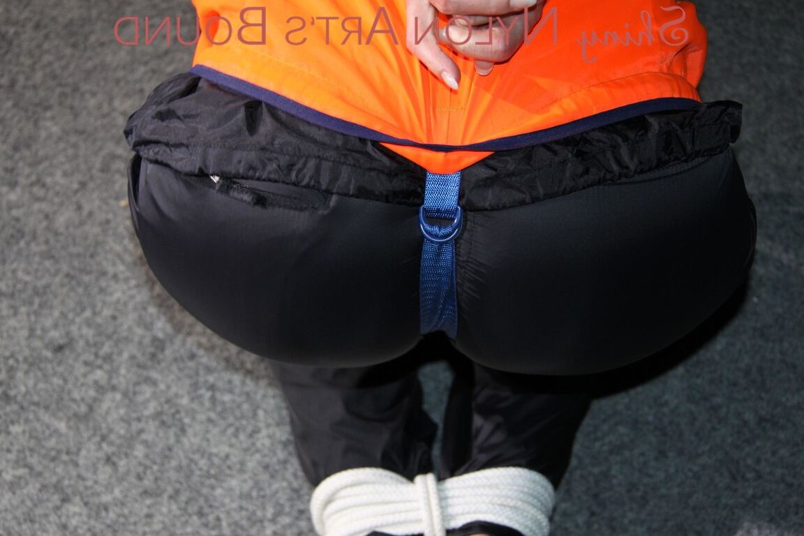 16P Viendo a Sonja luciendo una sexy combinación de ropa impermeable azul y un chaleco salvavidas