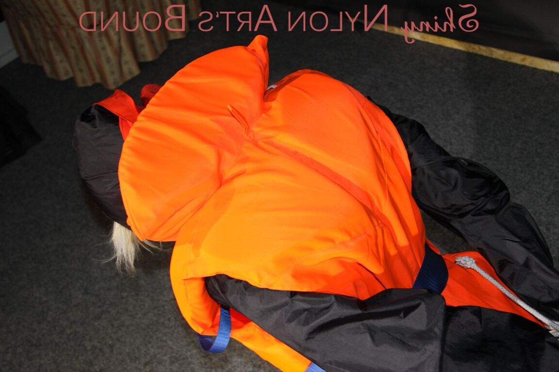16P Viendo a Sonja luciendo una sexy combinación de ropa impermeable azul y un chaleco salvavidas