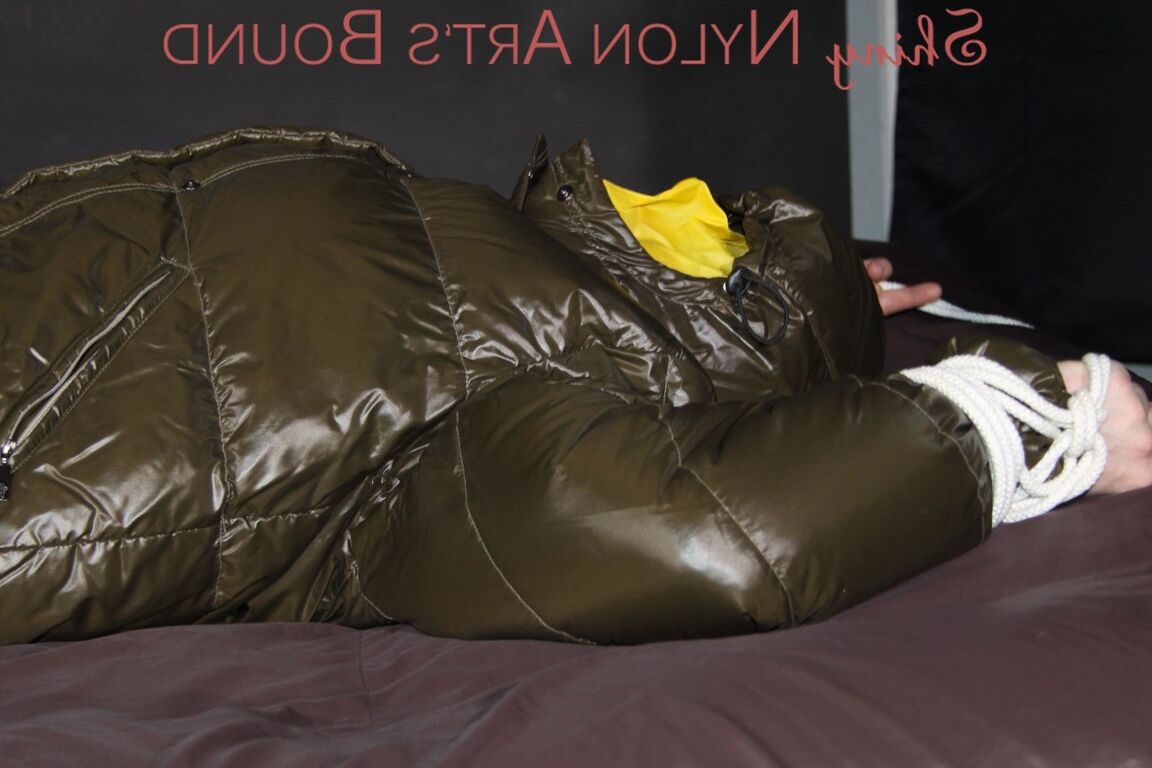 16P Assistindo Jill sendo amarrada em uma cama vestindo uma capa de chuva de náilon brilhante e penugem