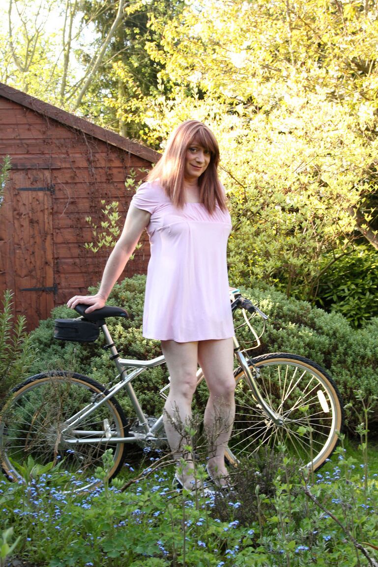 15P TGirl Luci は自転車を持ち出してスピンしましたが、結局サドルを上げたままになってしまいました