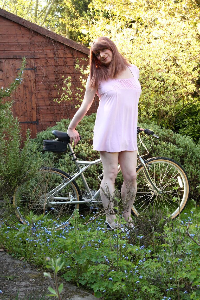 15P TGirl Luci は自転車を持ち出してスピンしましたが、結局サドルを上げたままになってしまいました