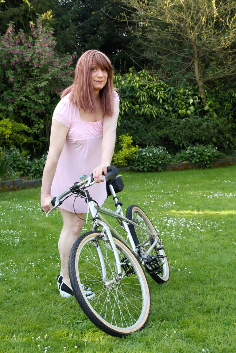 15P TGirl Luci は自転車を持ち出してスピンしましたが、結局サドルを上げたままになってしまいました