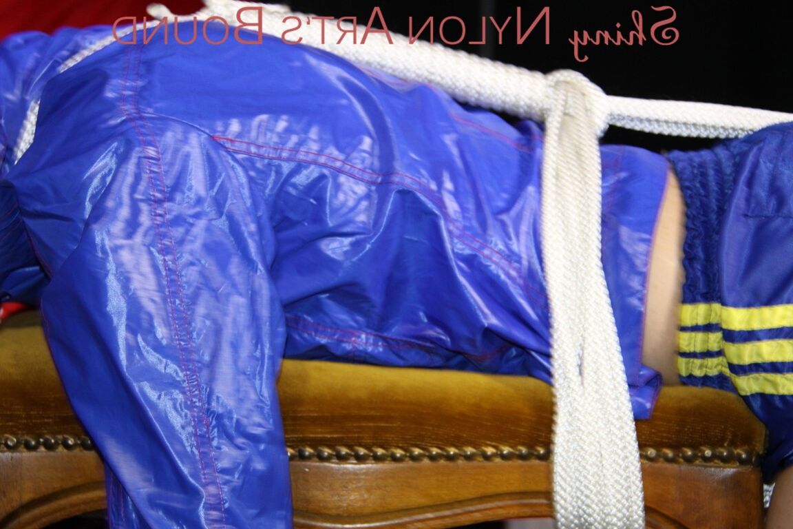 16P Assistindo a sexy Sonja vestindo um short sexy de náilon brilhante em azul e uma chuva azul
