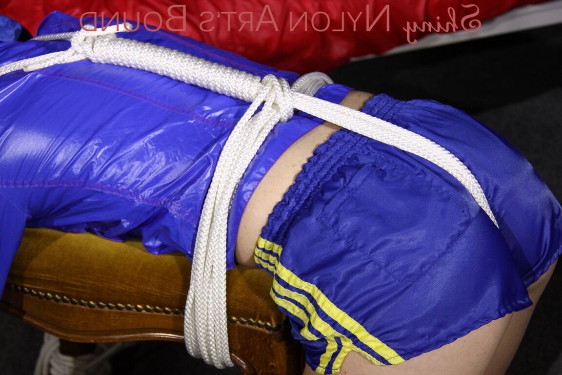 16P Assistindo a sexy Sonja vestindo um short sexy de náilon brilhante em azul e uma chuva azul
