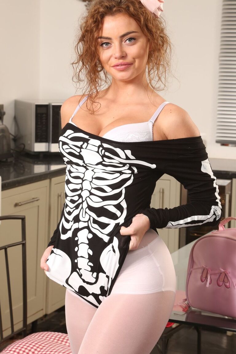 21P La sexy Beth posa en pantimedias blancas y muestra sus sexys tetas naturales