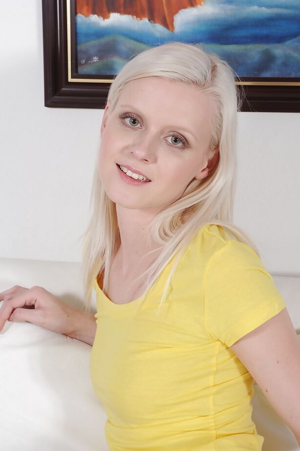 16P Blonde amateur teen Samantha sexy chatte doigté jeu solo