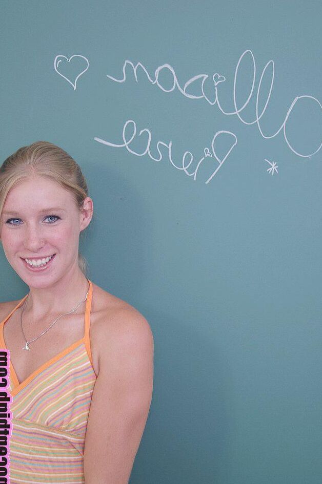 Allison Pierce, étudiante au 17P Slim, montre ses petits seins