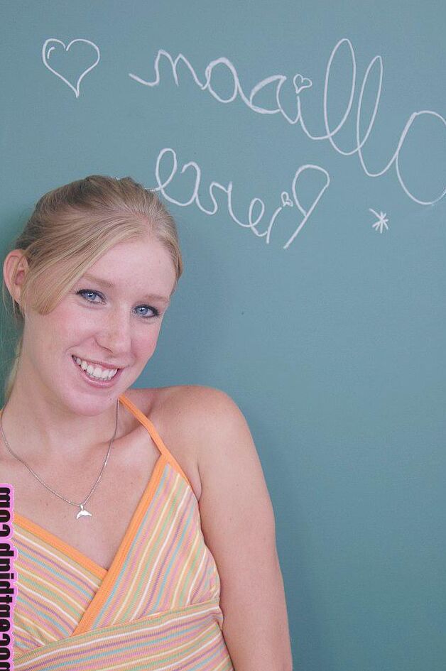 Allison Pierce, étudiante au 17P Slim, montre ses petits seins