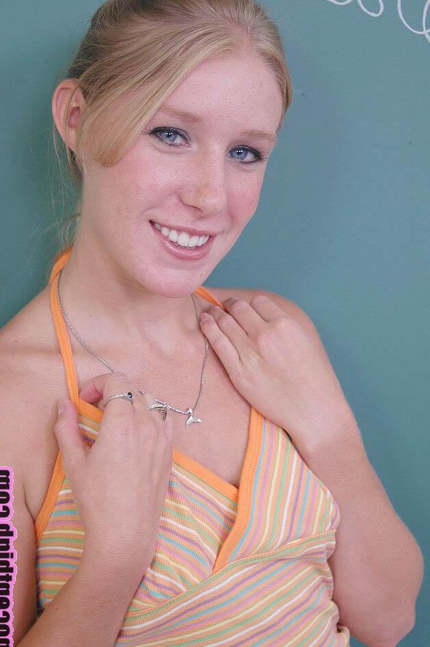 Allison Pierce, étudiante au 17P Slim, montre ses petits seins