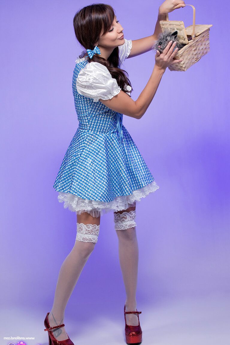 15P A bela jovem Andi Land perde os peitos e a buceta por causa das roupas de cosplay