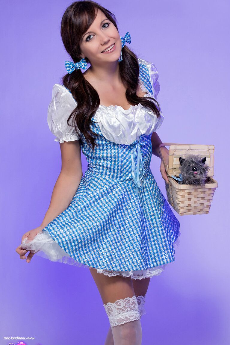 15P A bela jovem Andi Land perde os peitos e a buceta por causa das roupas de cosplay