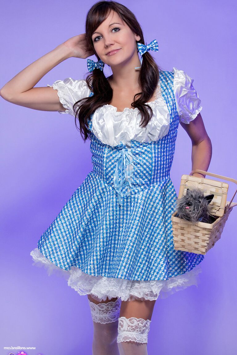 15P A bela jovem Andi Land perde os peitos e a buceta por causa das roupas de cosplay