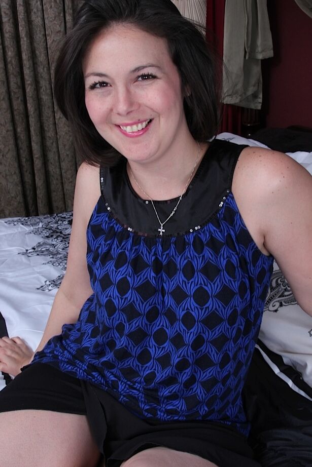 16P Older plumper Penny Prite unveiling tiny tits before masturbating bald cunt