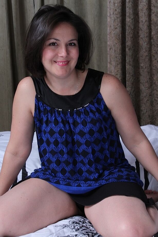 16P Older plumper Penny Prite unveiling tiny tits before masturbating bald cunt
