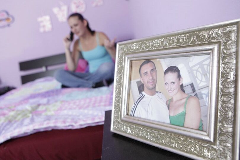 16P Jovem gata com grandes juggs Lindy Lane recebe uma gozada quente no rosto