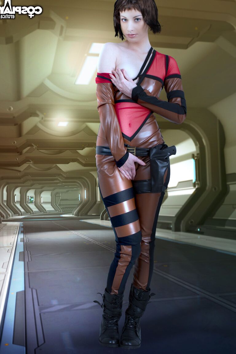 12P Menina bonita liberta sua buceta da pista de pouso de roupas de cosplay