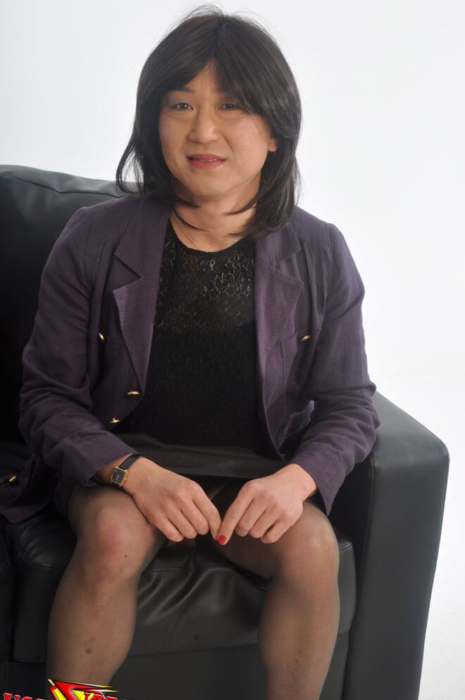 15P Sexy TGirl em um terninho posando no sofá