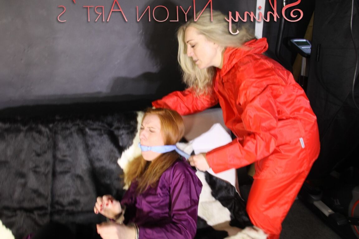 16P Наблюдаю, как сексуальную Ронью связывают и затыкают рот наручниками и тканевым кляпом на диване