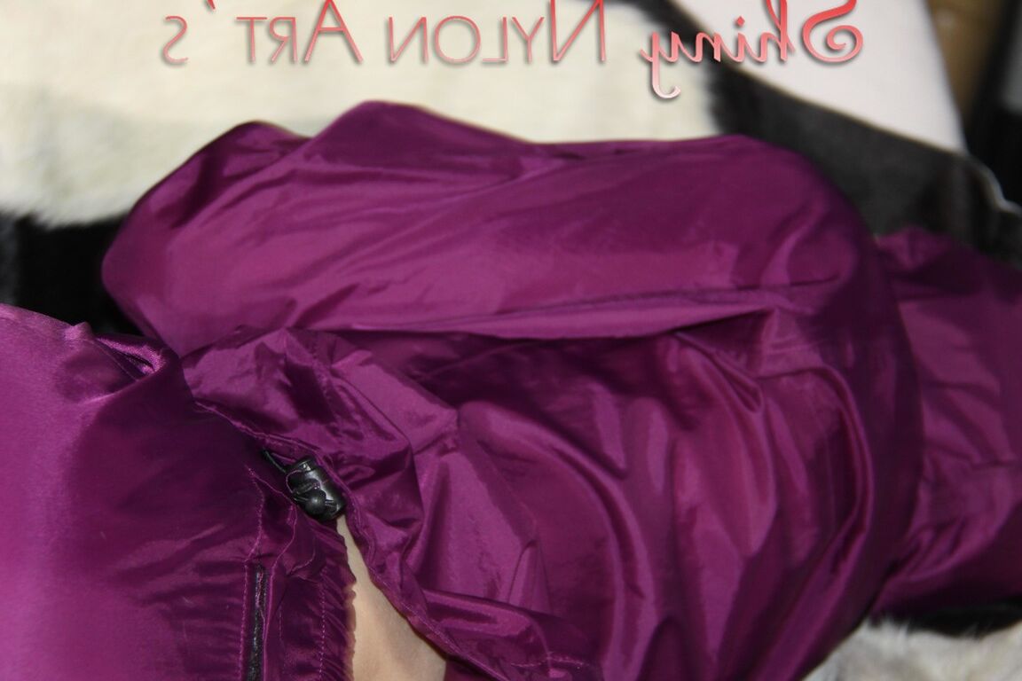 16P Наблюдаю, как сексуальную Ронью связывают и затыкают рот наручниками и тканевым кляпом на диване