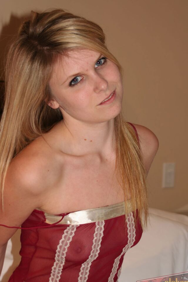 Die 16P blonde Amateurin Heidi präsentiert ihre Muschi bei Solo-Action auf ihrem Bett