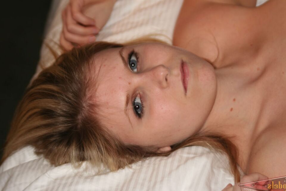 Die 16P blonde Amateurin Heidi präsentiert ihre Muschi bei Solo-Action auf ihrem Bett