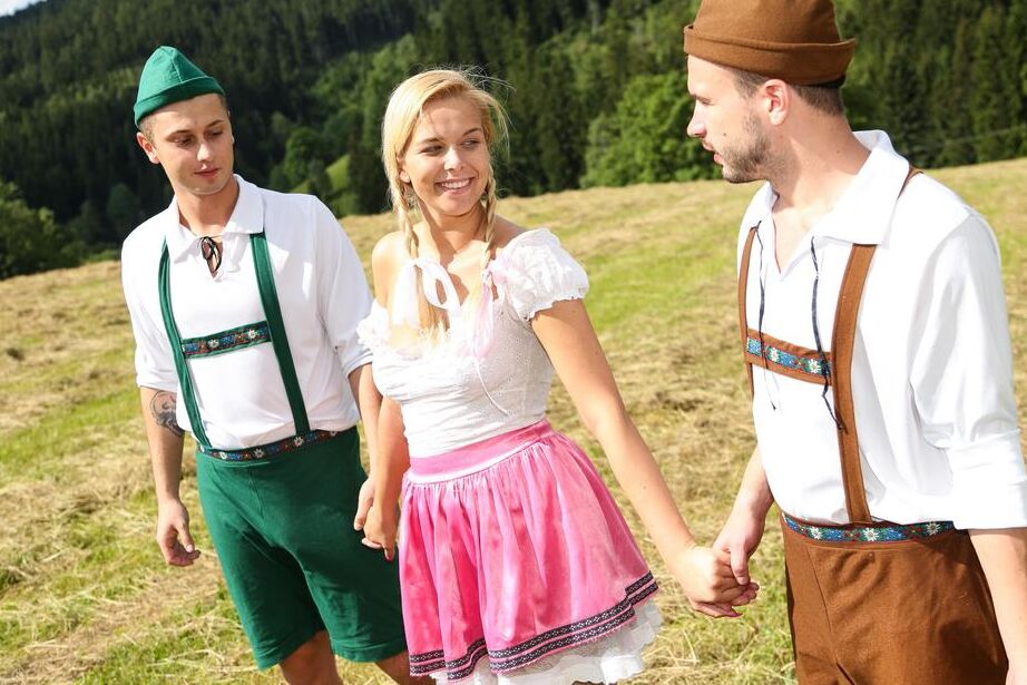 16P Nikki Dream, une adolescente blonde, suce et baise 2 de ses amis dans un champ de foin