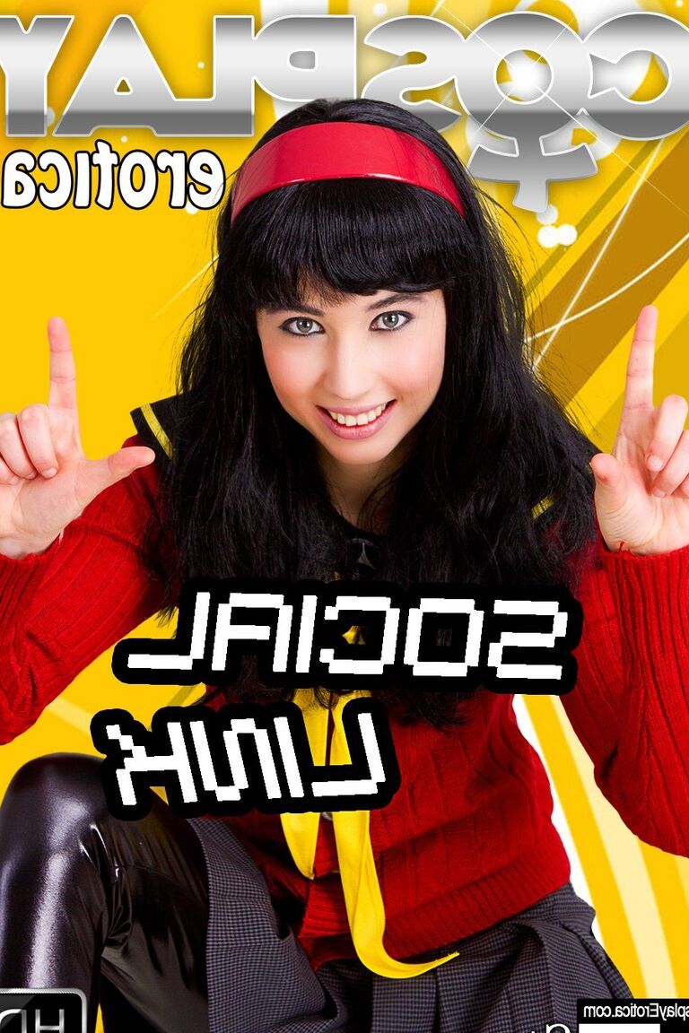 12P Chica de cabello oscuro trabaja parcialmente libre de su ropa de cosplay