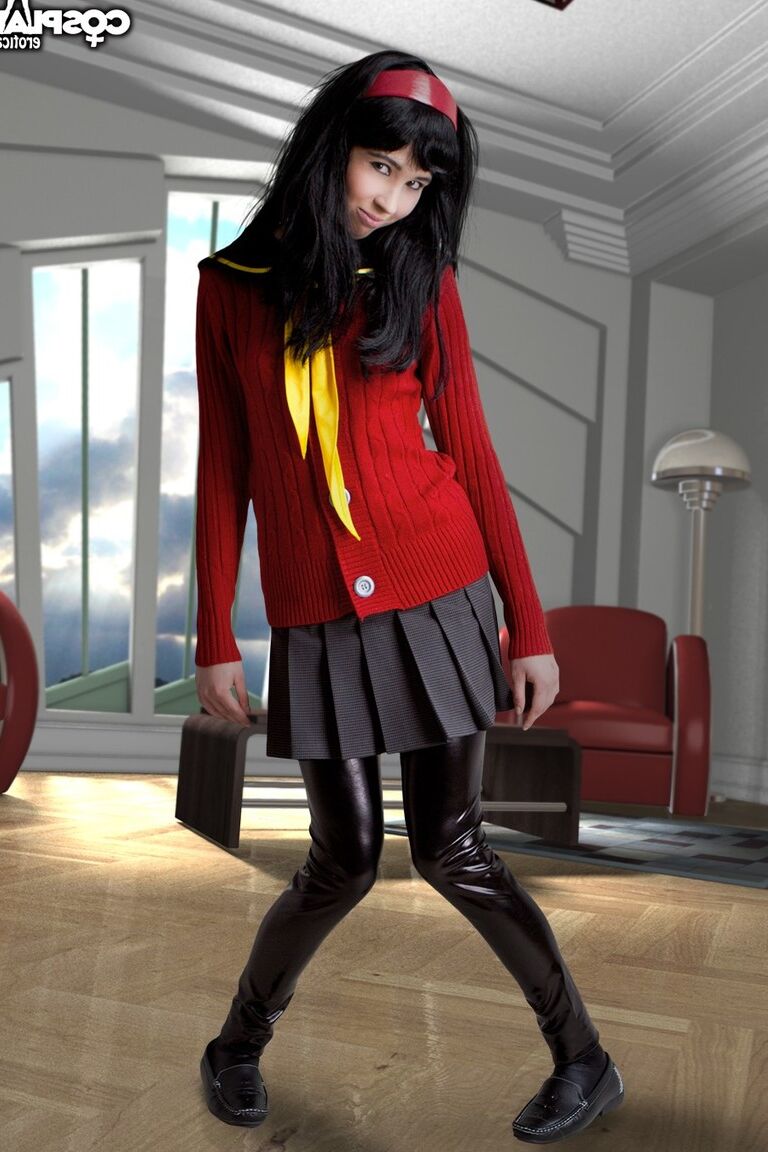 12P Chica de cabello oscuro trabaja parcialmente libre de su ropa de cosplay