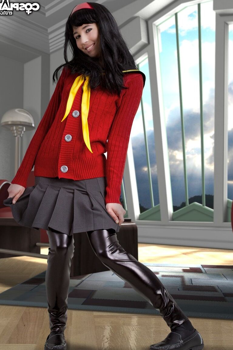12P Chica de cabello oscuro trabaja parcialmente libre de su ropa de cosplay