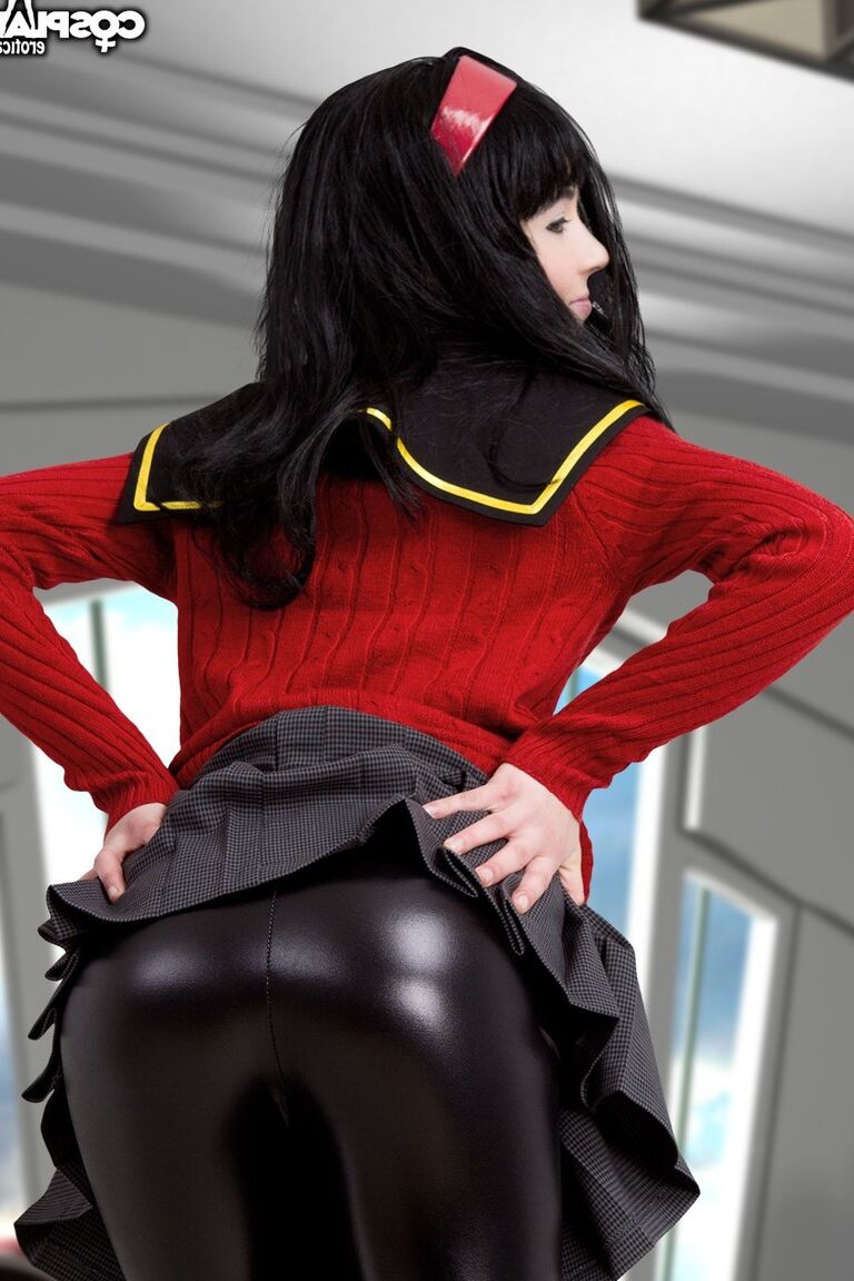 12P Chica de cabello oscuro trabaja parcialmente libre de su ropa de cosplay