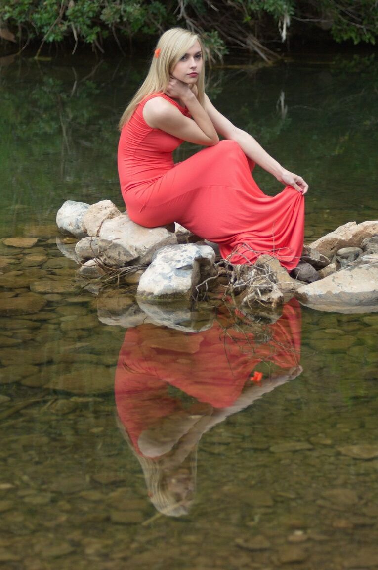 12P Rubia caliente toma el sol al aire libre y desnuda sus bonitas tetas en el patio