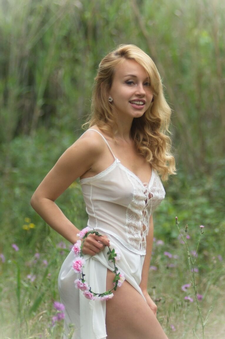 12P Rubia caliente toma el sol al aire libre y desnuda sus bonitas tetas en el patio