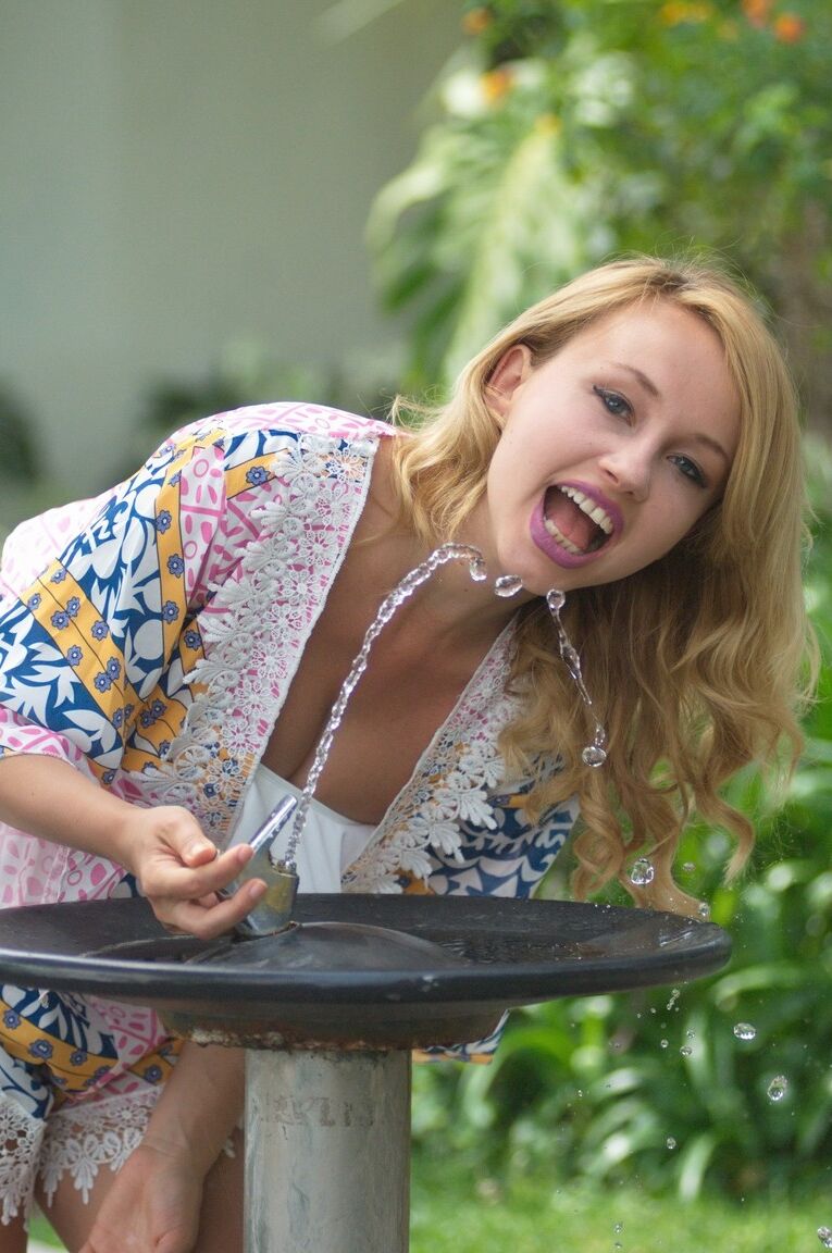 12P Rubia caliente toma el sol al aire libre y desnuda sus bonitas tetas en el patio