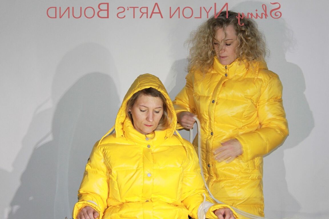 16P Regarder Sandra se faire attacher et bâillonner avec des cordes et un étui de Sophie