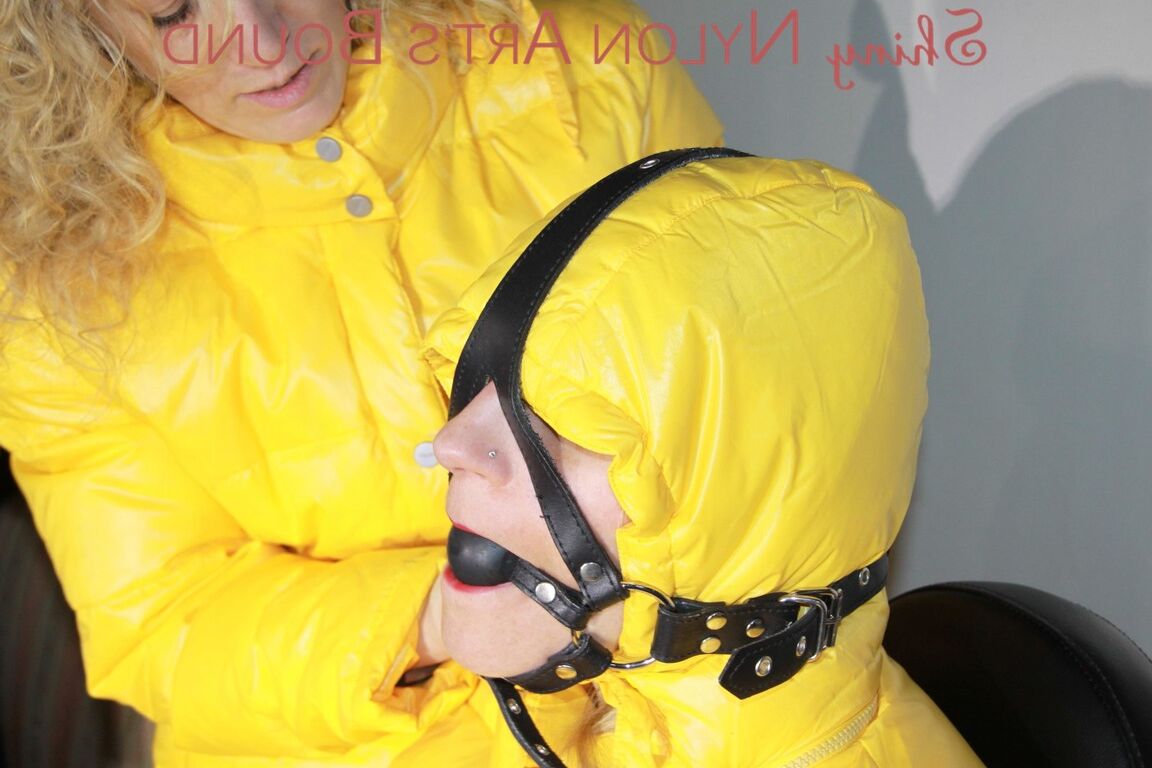 16P Regarder Sandra se faire attacher et bâillonner avec des cordes et un étui de Sophie