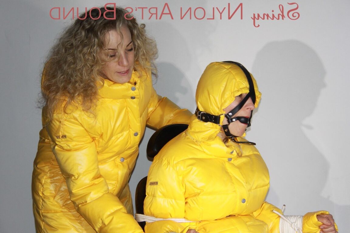 16P Regarder Sandra se faire attacher et bâillonner avec des cordes et un étui de Sophie