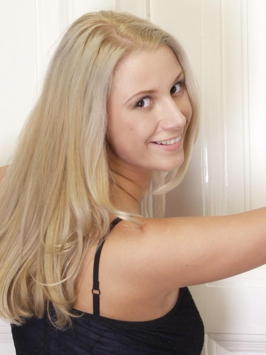 15P La jeune blonde sexy Brittany B fait vibrer ses seins fermes avec de longs gants noirs.