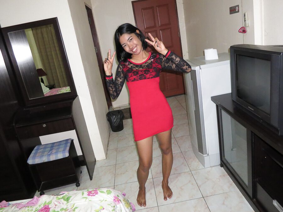 16P Adolescente asiática com seios pequenos recebe uma carga de esperma em sua buceta eriçada