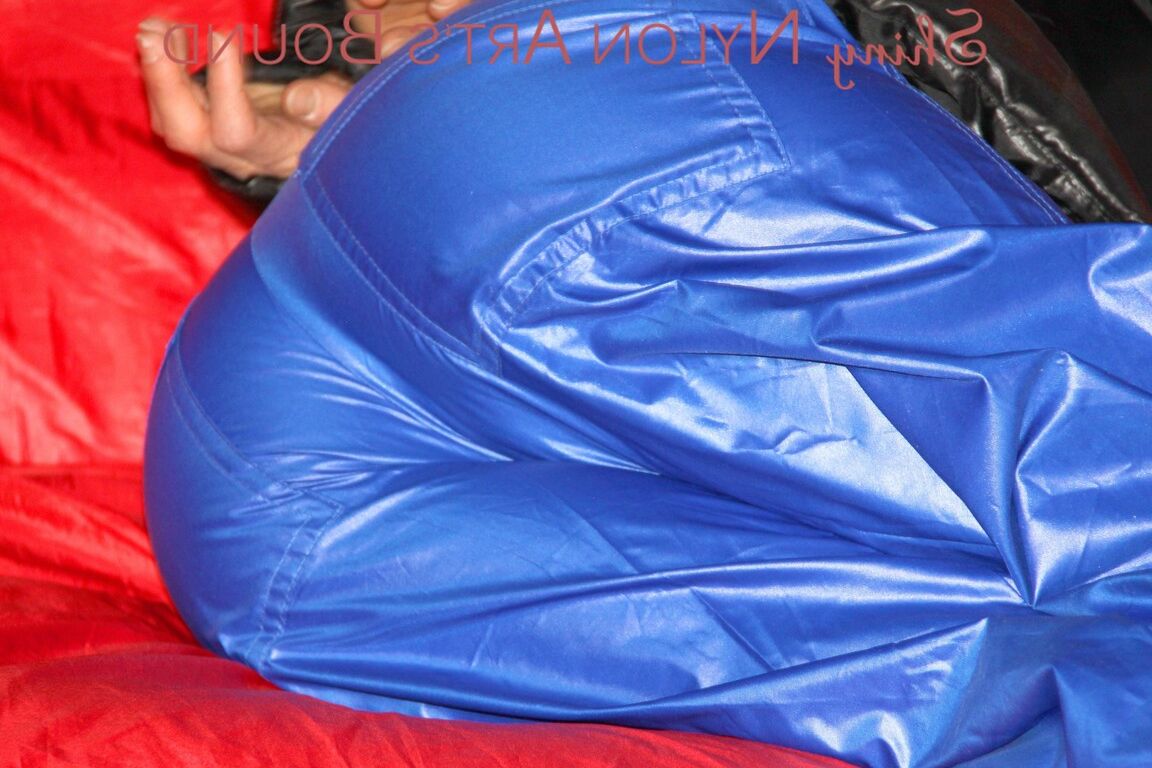 16P Sonja vestindo uma calça raver sexy de náilon azul brilhante e uma jaqueta preta