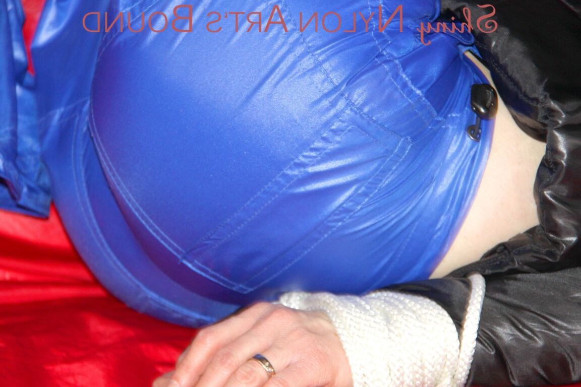 16P Sonja vestindo uma calça raver sexy de náilon azul brilhante e uma jaqueta preta
