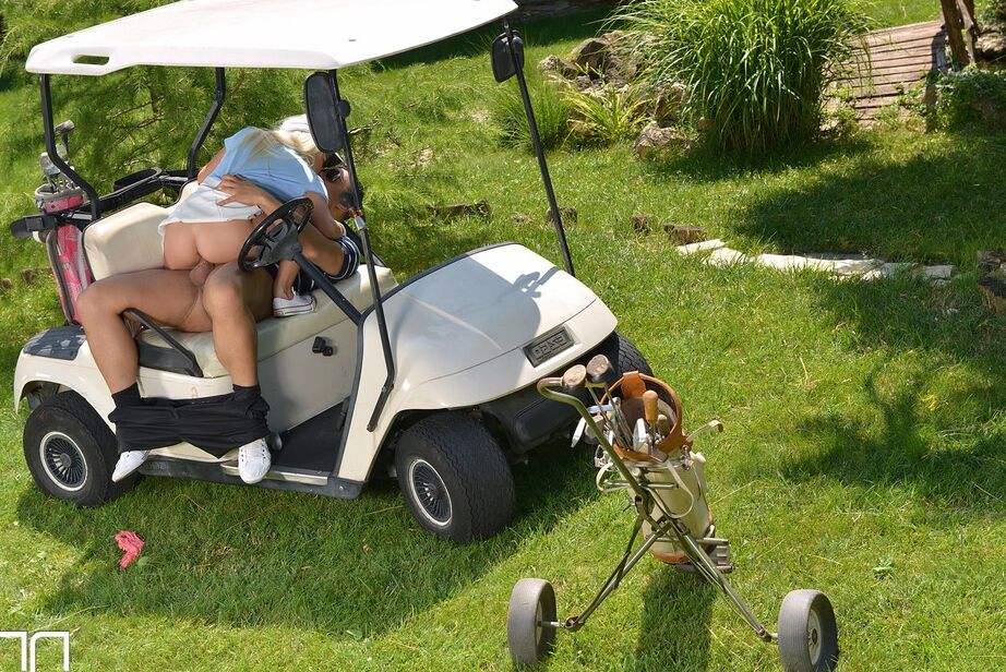 16P Candee Licious, golfeuse, prend une pause sur neuf pour une baise hardcore