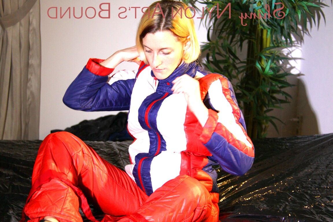 16P Sonja se ata, amordaza y se encapucha en la cama con un traje supersexy de la vieja escuela