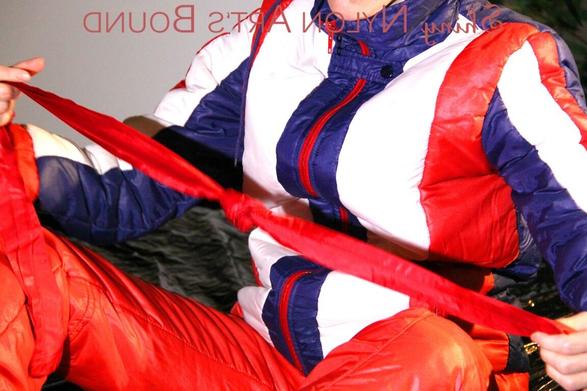 16P Sonja se ata, amordaza y se encapucha en la cama con un traje supersexy de la vieja escuela