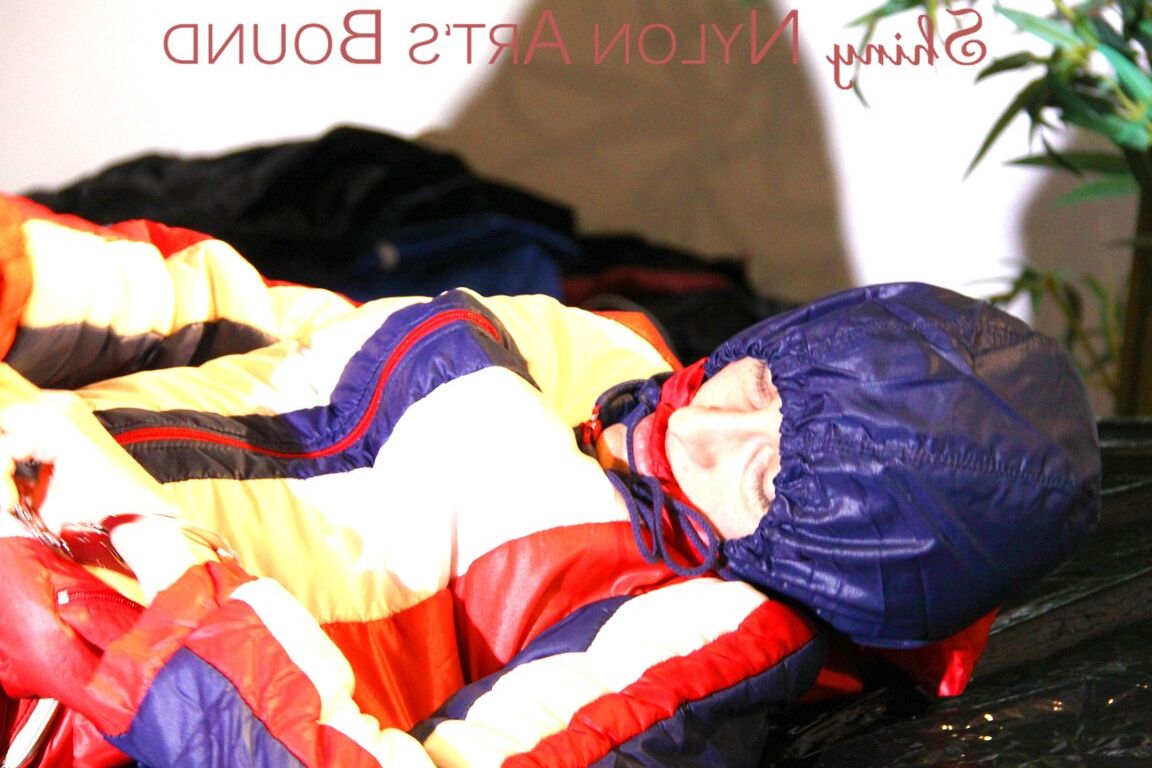 16P Sonja se ata, amordaza y se encapucha en la cama con un traje supersexy de la vieja escuela