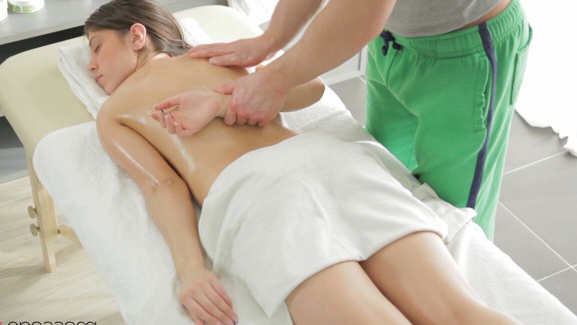 21P Fantina, ma chérie amateur, profite d'un massage avant de se faire défoncer en hardcore
