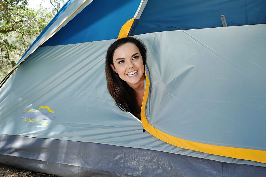 16P Dillion Harper, jeune pute exceptionnelle, se fait baiser lors d'un séjour en camping