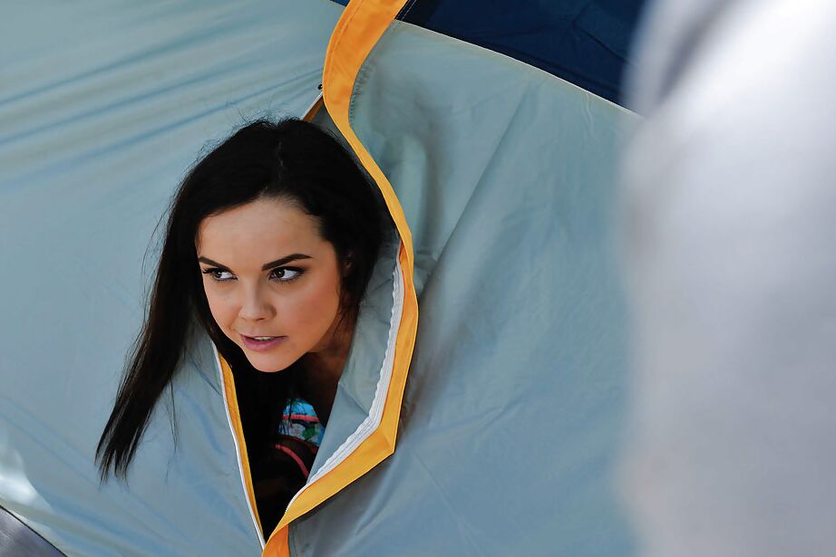 16P Dillion Harper, jeune pute exceptionnelle, se fait baiser lors d'un séjour en camping