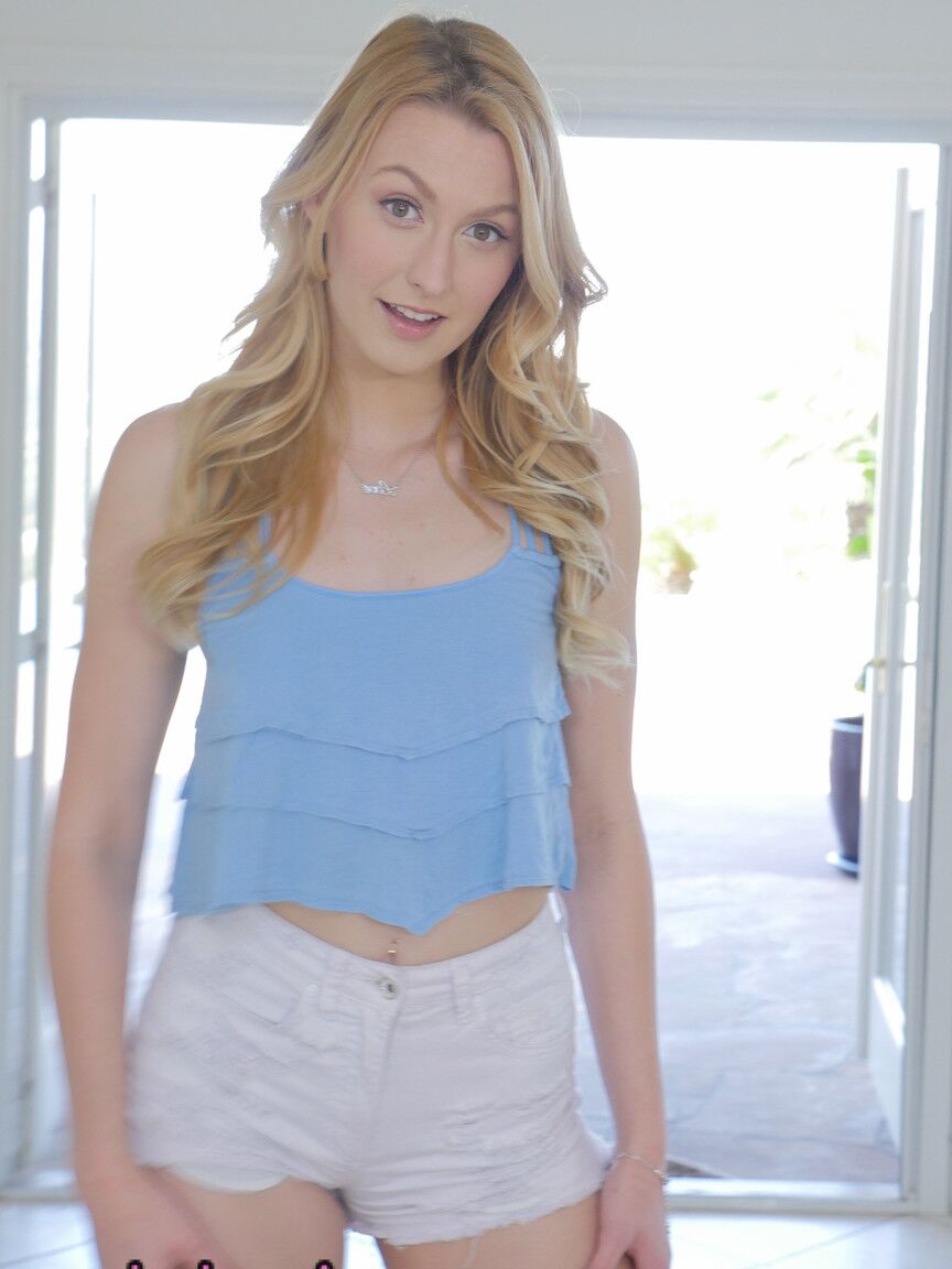 17P Alexa Grace, jeune blonde pâle, se déshabille pour révéler ses petits seins.