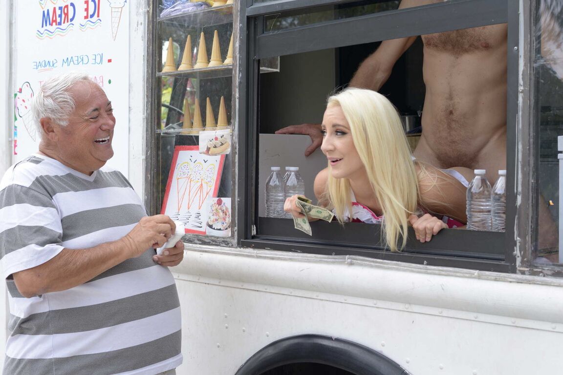 21P Blondes Mädchen, das am Eisstand arbeitet, wird beim Sex auf der Arbeit erwischt