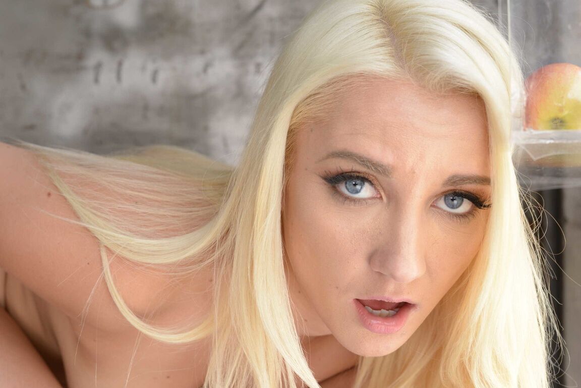 21P Blondes Mädchen, das am Eisstand arbeitet, wird beim Sex auf der Arbeit erwischt